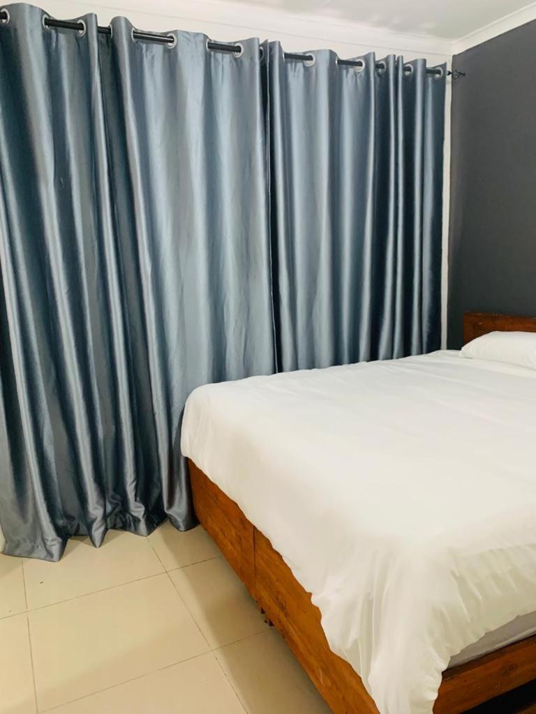 Afrikawisa At O.R. Tambo International Airport Bed & Breakfast Kempton Park Exterior photo